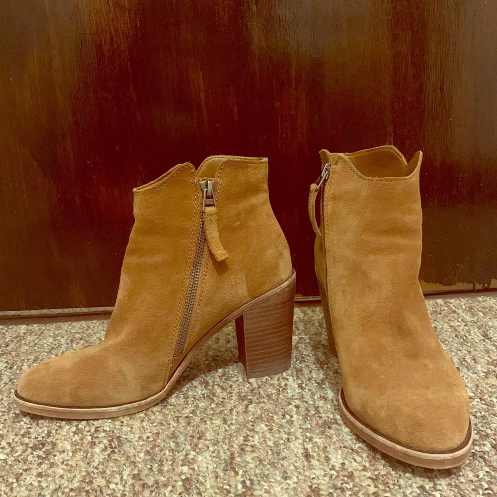 Heeled tan booties